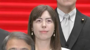 【春の園遊会】小野田紀美経済安保相が出席 華やかな赤いドレス姿が話題に