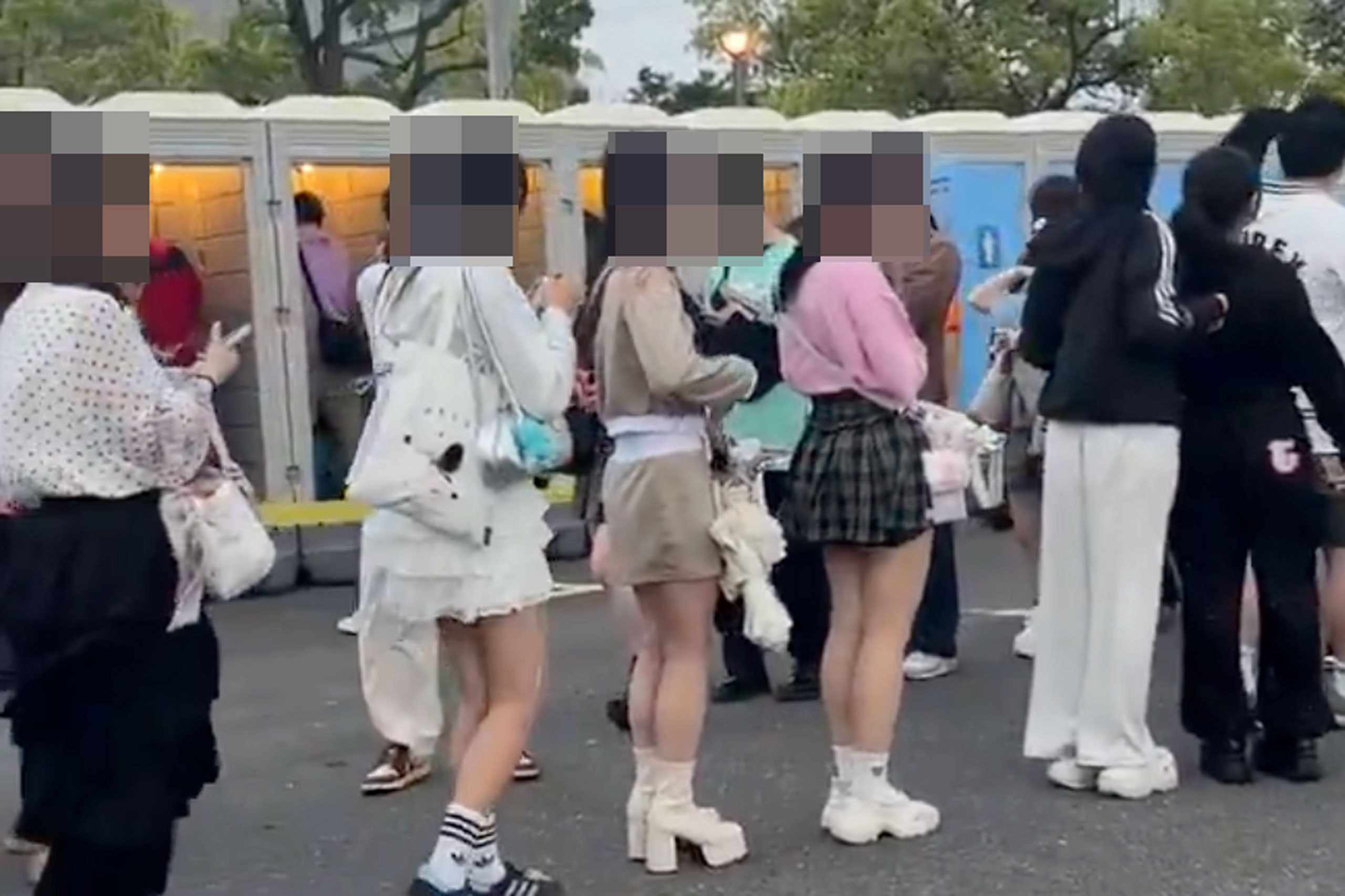 【iLiFE】アイドルフェス会場の男子トイレが外から丸見えで「人権が無い」と物議…「日本でこんなことが…」外国での意見も多数