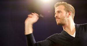 【サッカーW杯】「日本人はみんな同じ顔をしている」 解説者ファンデルファールト氏の不適切発言が大波紋…　欧米各国メディアが一斉に報じる