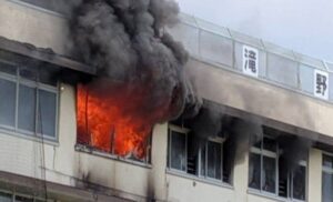 【火災】東京 北区 滝野川第三小学校で火事 児童ら計11人病院搬送 うち3人が骨折