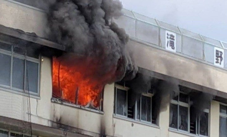 【火災】東京 北区 滝野川第三小学校で火事 児童ら計11人病院搬送 うち3人が骨折