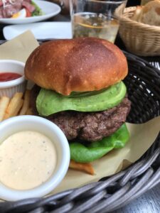 ハンバーガー店の倒産が急増、過去最多を更新　 ～ 材料高騰、大手と高級店の狭間で苦境～