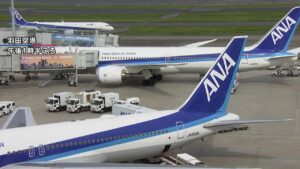 【全日空】飛行中の機内でモバイルバッテリーから出火か、煙が発生…