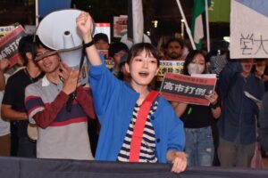 中核派全学連が内紛後初のデモ、約70人が行進「高市打倒」叫ぶ　　中核派中央と衝突なく平穏に終了　