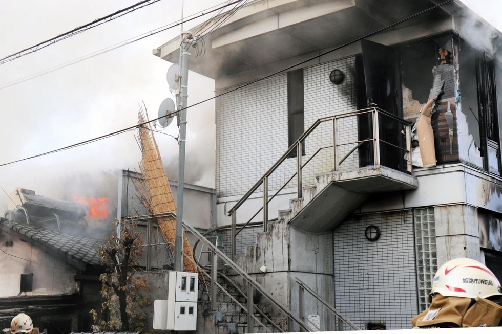 【兵庫】オーブントースターでカレーせんべい乾かしていたら火事…不動産会社事務所と住宅を全焼…