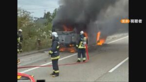【北陸自動車道】刑務所のマイクロバスが炎上し全焼、乗車していた受刑者や刑務官ら6人は脱出して全員無事