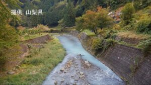 【山梨・上野原市】100リットルのペンキを不法投棄➡川が白濁➡魚約10匹死ぬ 県が投棄した男性に行政指導