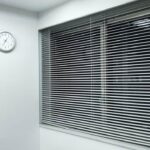 【京都】ファストフード店のブラインドコードを鼻に入れて悪ふざけ　動画拡散で京都精華学園高がサイトで謝罪