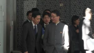 中国外務省局長 ポケットに手を入れていたのは「寒いし、握手するのも不便だった」