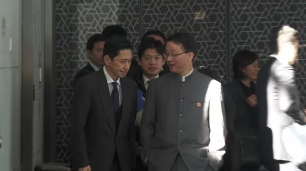 中国外務省局長 ポケットに手を入れていたのは「寒いし、握手するのも不便だった」