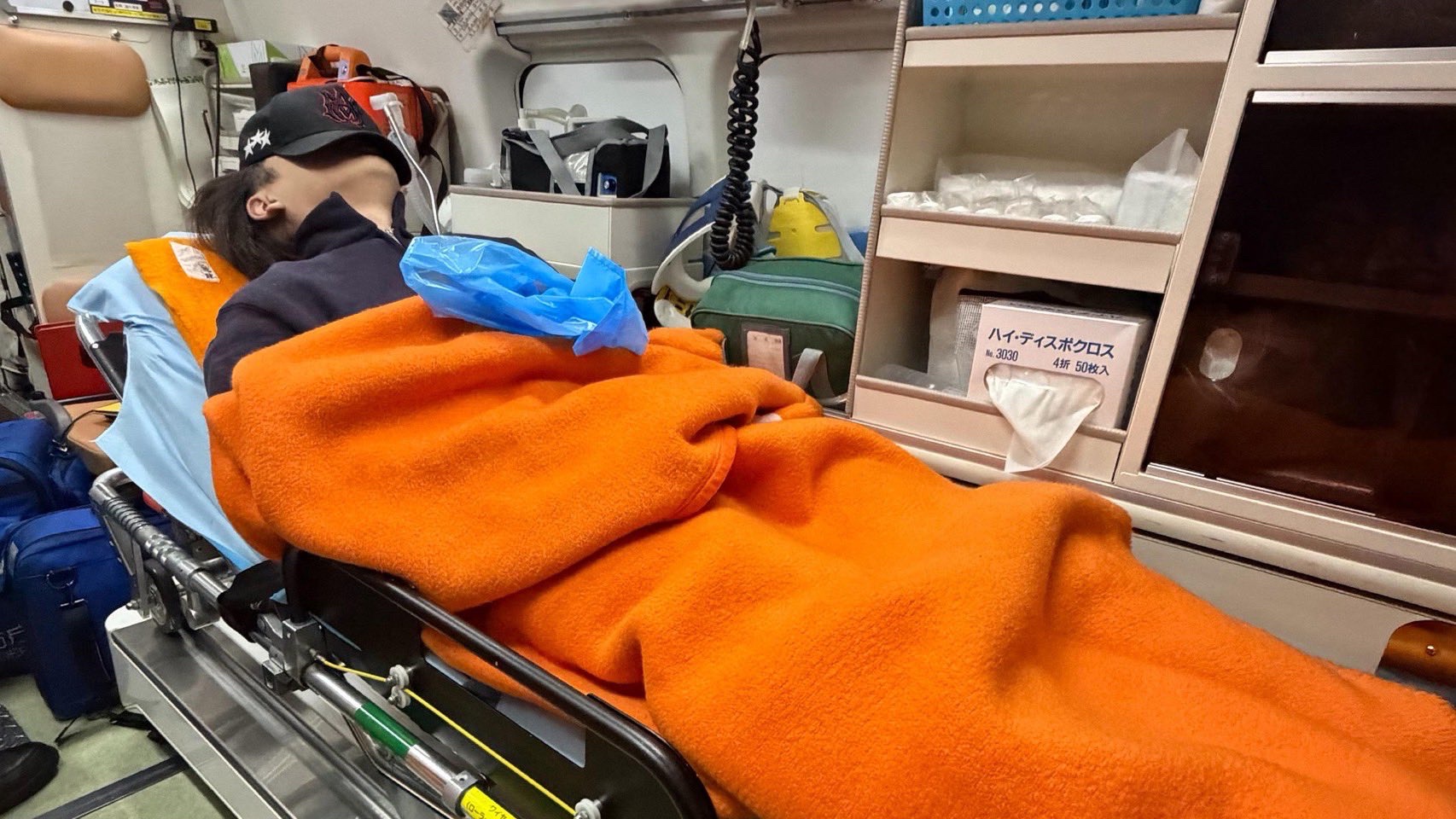 優里、救急搬送された動画のサムネイルで炎上。救急車内での写真撮影に批判の声相次ぐ