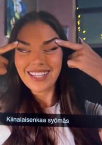 ミス・ユニバース　フィンランド代表の「つり目」写真が世界に拡散、炎上…　