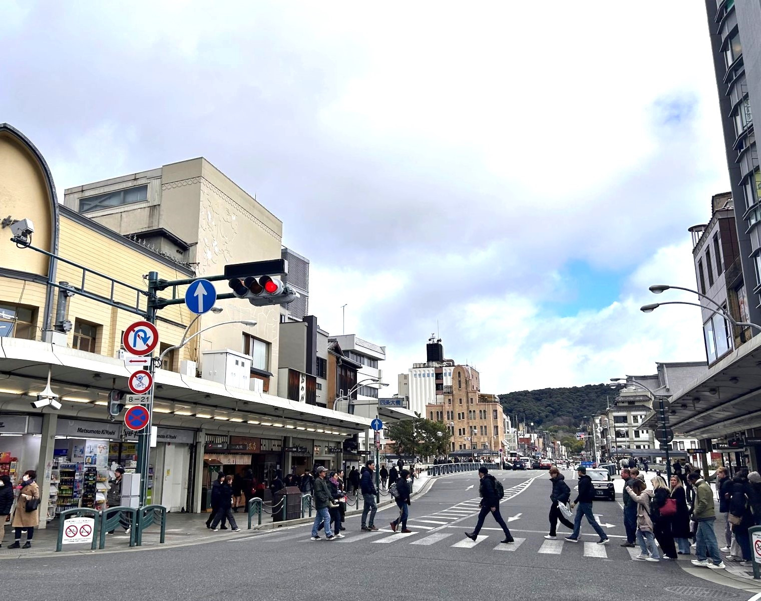 【京都観光】中国人旅行者のキャンセルが続出したが「行儀のいい富裕欧米人」が増えた「大声で騒がずマナーを守る」