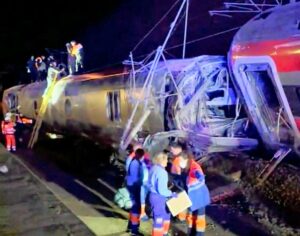 【スペイン】高速鉄道が脱線、隣接列車と衝突して少なくとも21人が死亡…