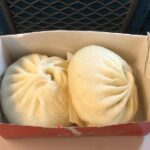 【悲報】実業家さん、新幹線車内で551の豚まんを食べて炎上