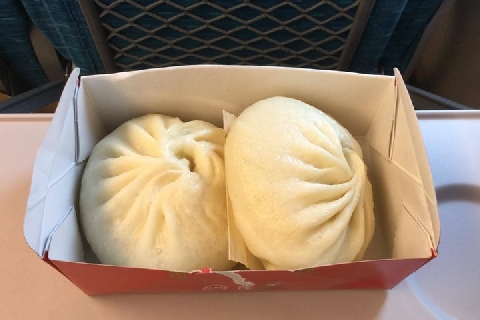 【悲報】実業家さん、新幹線車内で551の豚まんを食べて炎上