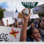 【米国】「ＮＯ　ＫＩＮＧＳ」全米各地でトランプ政権に抗議する大規模デモ　「逮捕せよ」「憲法軽視するな」