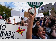 【米国】「ＮＯ　ＫＩＮＧＳ」全米各地でトランプ政権に抗議する大規模デモ　「逮捕せよ」「憲法軽視するな」