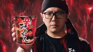 【悲報】ヒカキンの「辛みそきん」に虫混入　お詫びの品はカップヌードル3個…日清の対応に被害女性は不満