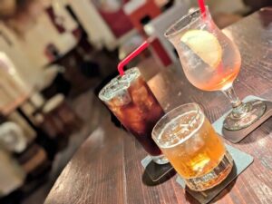 【西荻窪・オールドアロウ】「テーブルに人形やグッズ置かないで」人気パブが店内での“ぬい活禁止”をお願い→一部愛好者から反発で炎上…