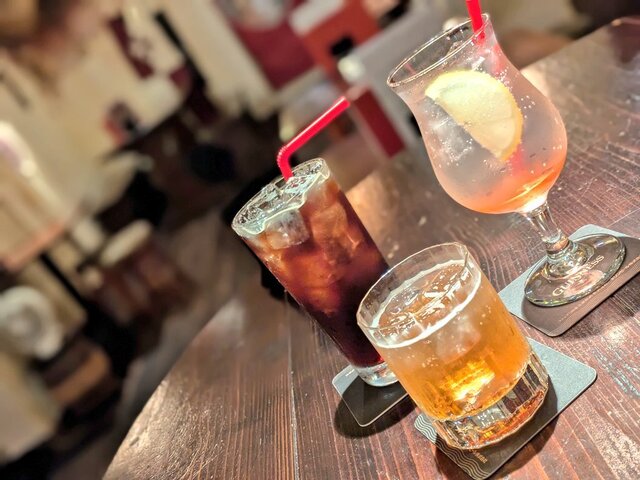 【西荻窪・オールドアロウ】「テーブルに人形やグッズ置かないで」人気パブが店内での“ぬい活禁止”をお願い→一部愛好者から反発で炎上…