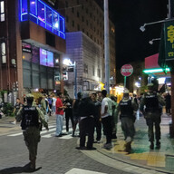 【横須賀】基地近くの「ドブ板通り」で深夜100人超が大騒ぎ　住民苦情相次ぎ憲兵出動
