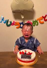 1歳誕生日の子どもに「顔面ケーキ」動画が大炎上、なぜ投稿？ 　浮上する2つの説