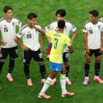 【W杯】ブラジルDFの塩貝への侮辱行為が物議　耳打ちした後、耳を触る　ブラジルで「小僧」とあしらう意味　ブラジルFWは「ちっぽけな奴め！」