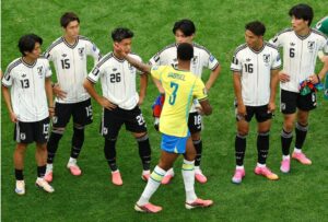 【W杯】ブラジルDFの塩貝への侮辱行為が物議　耳打ちした後、耳を触る　ブラジルで「小僧」とあしらう意味　ブラジルFWは「ちっぽけな奴め！」