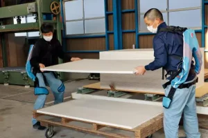 【ガテン系】30kgの荷物が「わずか3kg」の負担に。現場で普及する“装着型アシストスーツ”「マッスルスーツR」の実力とは
