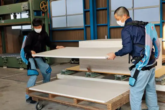 【ガテン系】30kgの荷物が「わずか3kg」の負担に。現場で普及する“装着型アシストスーツ”「マッスルスーツR」の実力とは