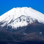 富士山で99歳の女性がけがをして山岳遭難　救助隊員が救助中　富士宮登山道の元祖７合目付近