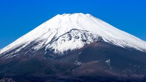 富士山で99歳の女性がけがをして山岳遭難　救助隊員が救助中　富士宮登山道の元祖７合目付近
