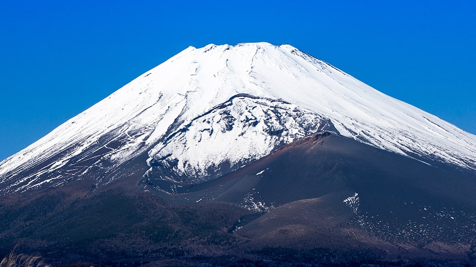 富士山で99歳の女性がけがをして山岳遭難 救助隊員が救助中 富士宮登山道の元祖7合目付近