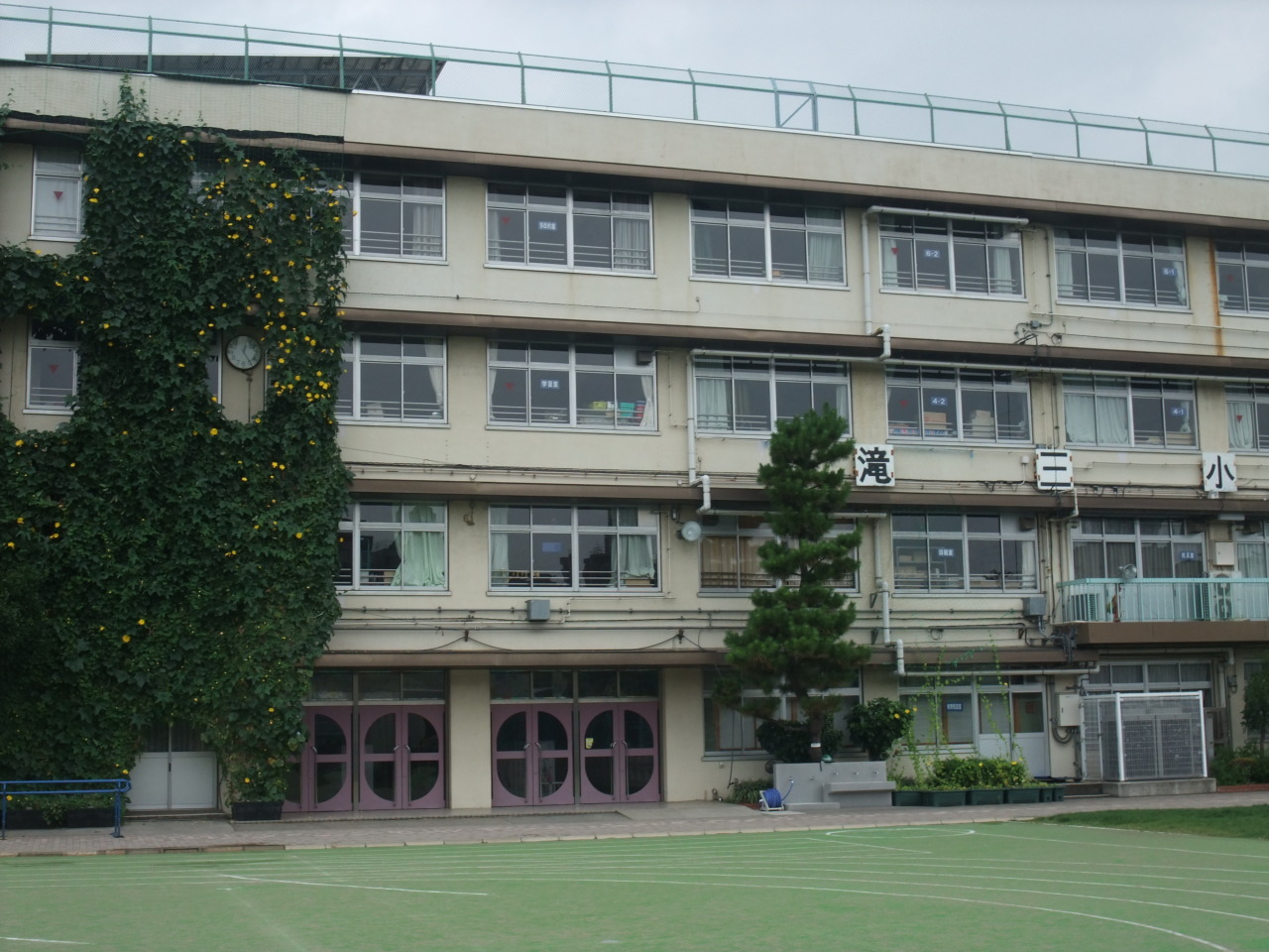 【東京・北区】音楽準備室での私服干し「不適切だった」　滝野川第三小学校火事で保護者説明会