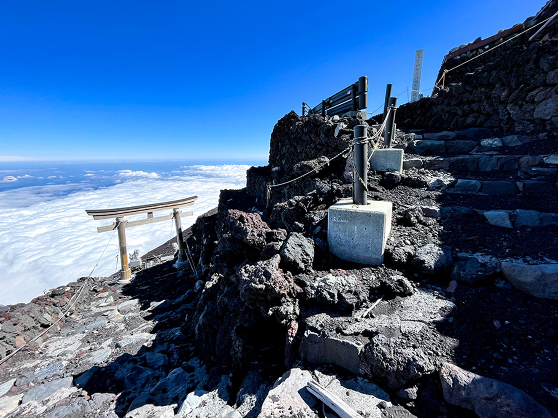 富士山6合目の山小屋付近に1人でいた7歳の小学生を救助 ぐずついたため父親が置き去りに...=静岡県警