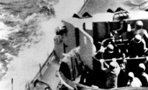【歴史】「ああァ、だまされちゃった。今度生れる時はアメリカへ生れるぞ」22歳で戦死した特攻隊員が出撃前に残した“本音”が話題に…