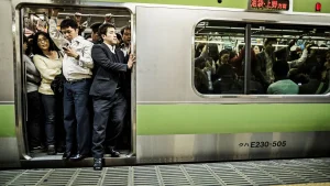 【満員電車】〈山手線にベビーカーで炎上〉「折りたたまず乗車できる」はずなのに…JR東日本が示した見解とは⁈